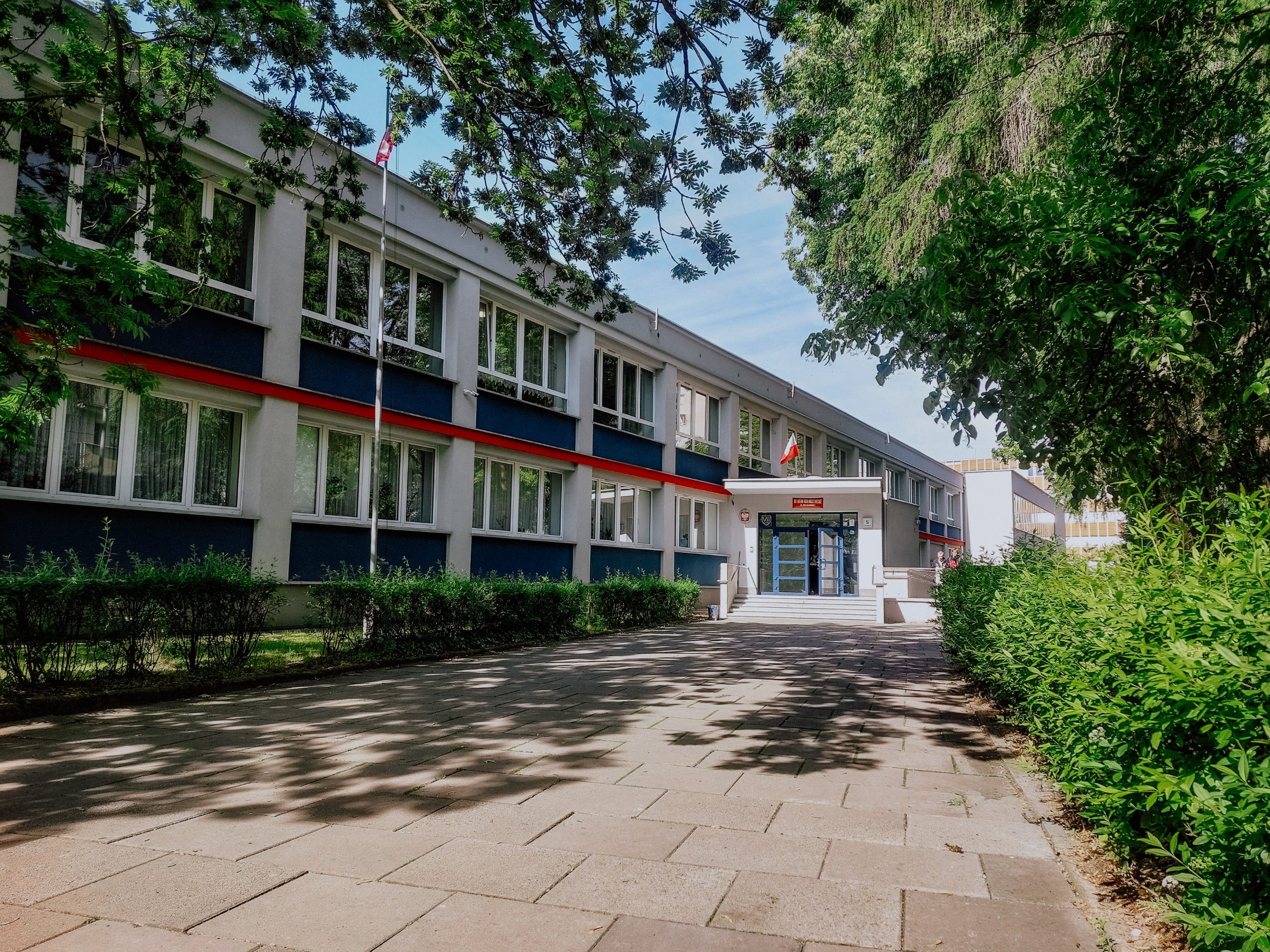 Widok na wejście do szkoły